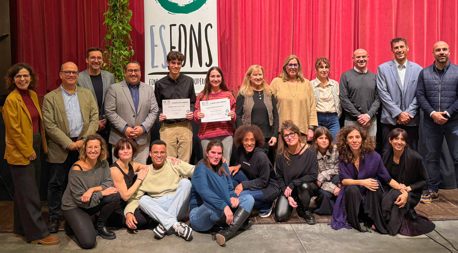 Els guanyadors i els membres de Beta Teatre i la Xixa Teatre i la cantautora Ma Angels Gornés, a l'acte de lliurament dels premis a Es Mercadal.